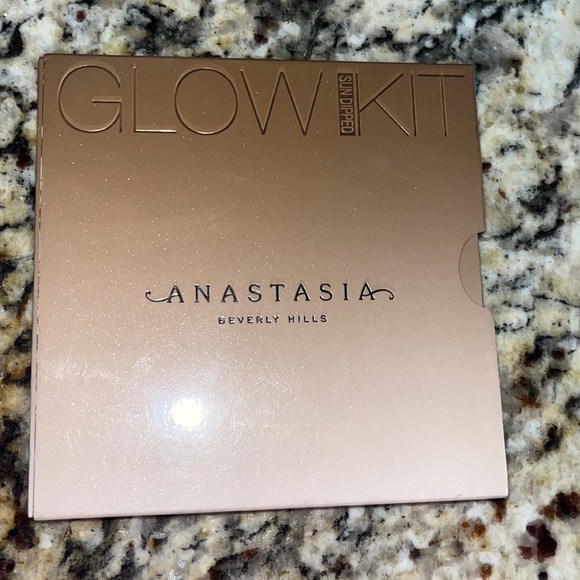 New In The Box Anastasia Beverly Hills SunDipped Glow Kit - Picture 2 of 3